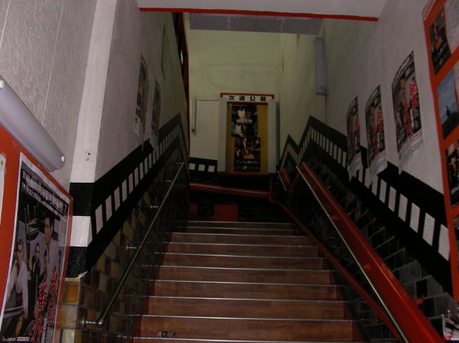 2階の劇場入口へと続く階段